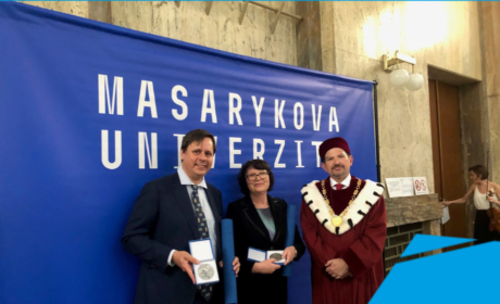 Masarykova univerzita udělila stříbrné medaile děkanu FIS prof. Fischerovi a emeritní rektorce VŠE prof. Machkové